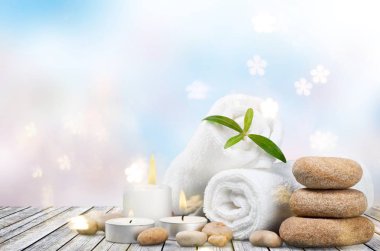 Kabarık parlak havlu yığını, mumlar yanan, beyaz çiçekler