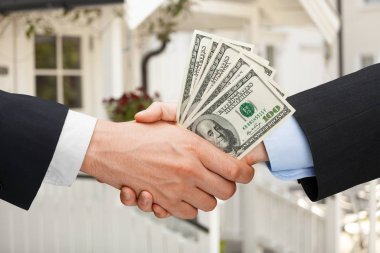 Closeup para vererek iki iş adamları