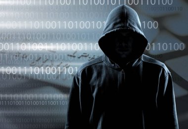 Hoodie arka plan üzerinde koyu tanınmayan adam 