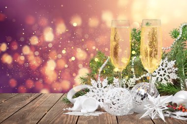 Arka planda şampanya bardakları