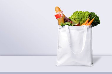 bakkal ürünleri ile alışveriş çantası