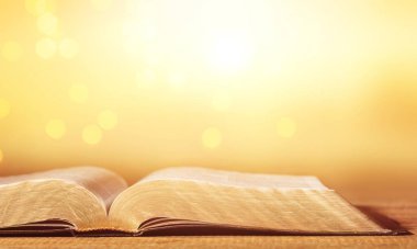 Kutsal İncil kitap masada açıldı