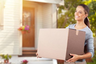 teslim kutusu tutan genç mutlu kadın
