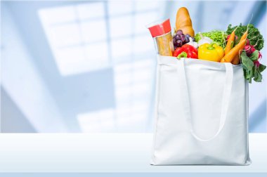 Masada taze sebzeler var.