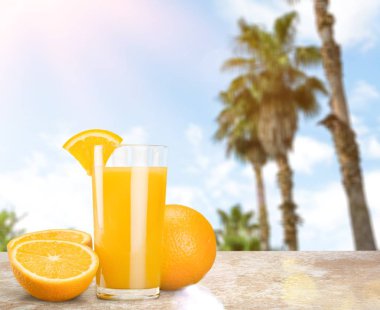 yakın çekim cam masada lezzetli taze portakal suyu 