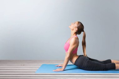 Yoga egzersiz yaparak güzel bir genç kadın