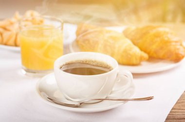 Bir fincan sıcak kahve. 