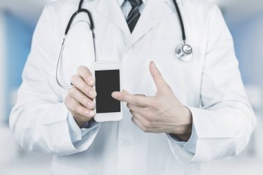 Doktor akıllı telefonu boş ekran ile tutuyor, yakın çekim görüntüsü