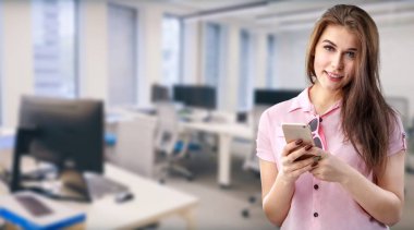 Cep telefonu kullanan kadın