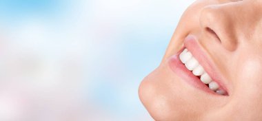 Sağlıklı beyaz dişleri olan genç bir kadın.. 