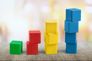 Arka plan üzerinde renkli bloklar izole oyuncaklar