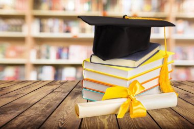 Mezuniyet şapkası, kitaplar ve diploma. 