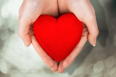 Kırmızı kalp, sadaka kavramı tutan eller 