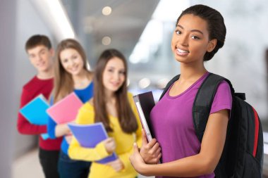 Okuldaki bir grup mutlu öğrenci.