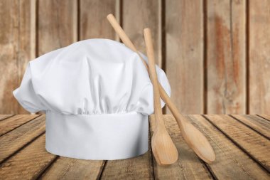Chef şapka masada yemek kapları ile