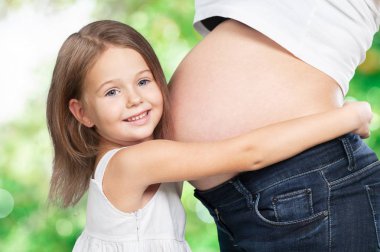 hamile anne ve kızının yakın görünümü 