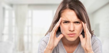 Baş ağrısı olan genç ve güzel bir kadın. 