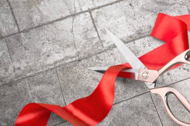 Makas kesim kırmızı kurdele, arka plan üzerinde yakından görmek