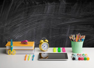kitaplar, kalemler ve kara tahta, eğitim geçmişi