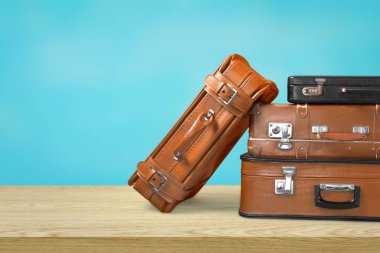 Eski bavulları yığını. Seyahat kavramı