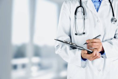 Steteskopu elinde olan erkek doktor.