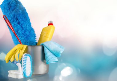 Farklı temizlik malzemeleri, ev eşyaları. 