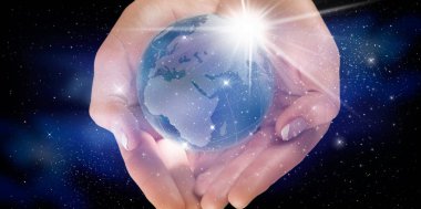 Cam toprak küresi insan ellerinde 