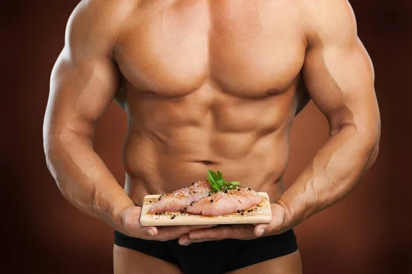 Muskulöser Mann Hält Teller Mit Fleisch Nahrung Für Bodybuilder — Stockfoto