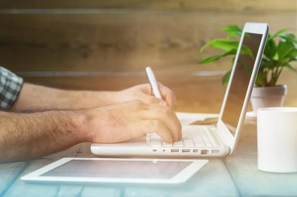 Hombre Escribiendo Ordenador — Foto de Stock