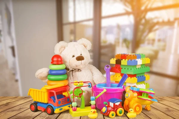 Urso Pelúcia Bonito Brinquedos Brilhantes Mesa Madeira — Fotografia de Stock