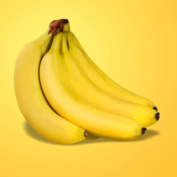 新鲜成熟的香蕉在黄色背景上 — 图库照片