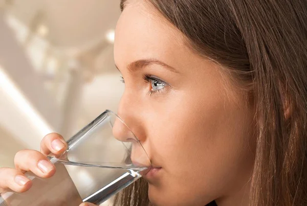 若い美少女飲料水 — ストック写真