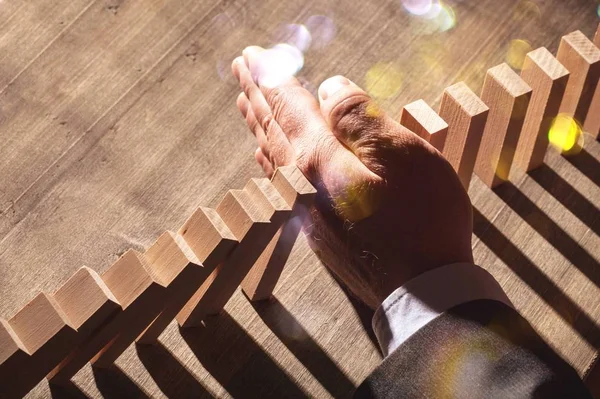 Hand Bereit Dominostein Schieben — Stockfoto