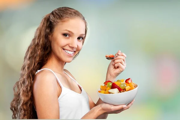 Joven Mujer Feliz Comiendo Ensalada Frutas —  Fotos de Stock