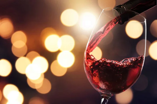 Rotwein Ins Weinglas Gießen — Stockfoto