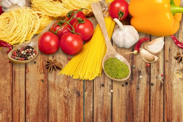 Raw Pasta Garlic Spaghetti Tomatoes Wooden Table — Stock Photo, Image