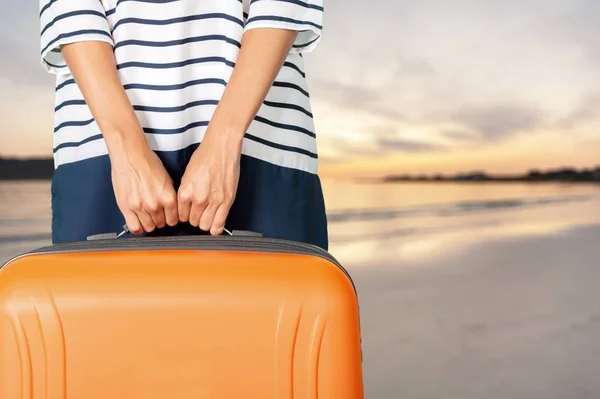 Ung Kvinna Med Resväska Stranden — Stockfoto