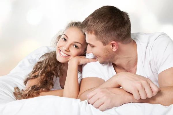 Glad Romantisk Par Sängen — Stockfoto