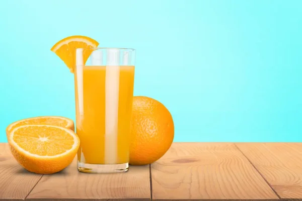 Közeli Kép Friss Ízletes Narancslé Üveg Asztal — Stock Fotó