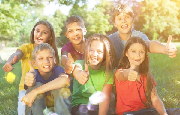 Groep Van Vrienden Hebben Plezier Buiten — Stockfoto