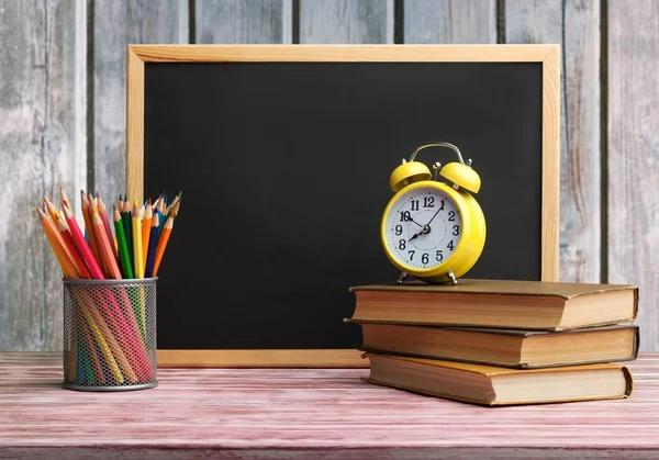 Livros Lápis Quadro Negro Educação Fundo — Fotografia de Stock