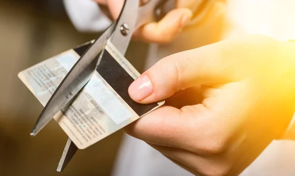 Hand Snijden Credit Card Vrouw — Stockfoto