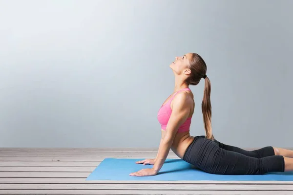 Mooie Jonge Vrouw Doen Yoga Oefening — Stockfoto