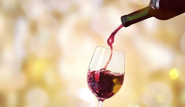 Versando Vino Rosso Bicchiere Vino — Foto Stock