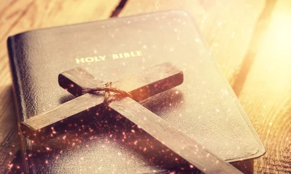 Croix Sur Bible Sur Une Table Bois Concept Religieux — Photo