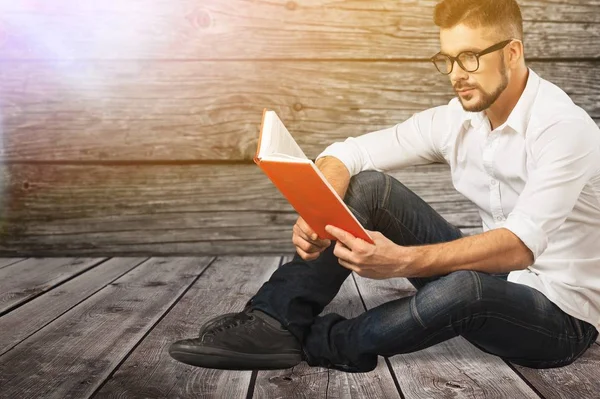 Chico Guapo Sentado Piso Leyendo Libro — Foto de Stock