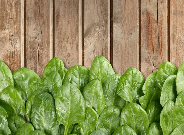 Foglie Spinaci Verdi Freschi Sfondo Legno — Foto Stock