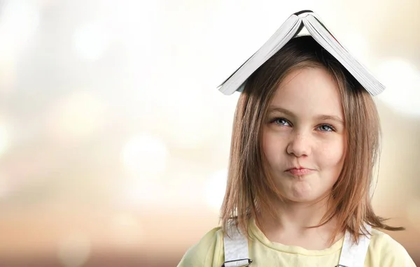 Engraçada Menina Com Livro Cabeça — Fotografia de Stock