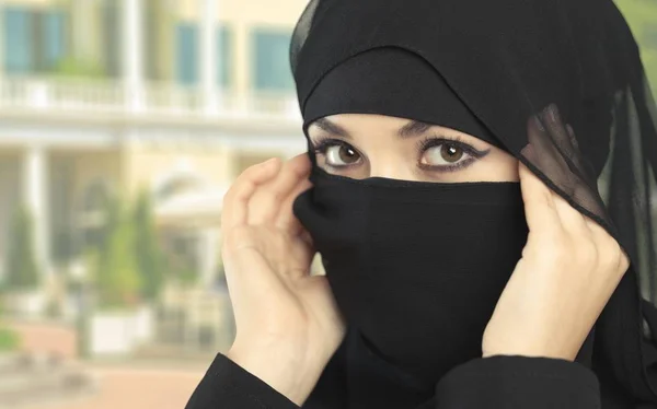 Piękna Muzułmańska Kobieta Nosi Nikab — Zdjęcie stockowe
