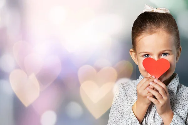 Kalp Işaretli Mutlu Küçük Kız — Stok fotoğraf